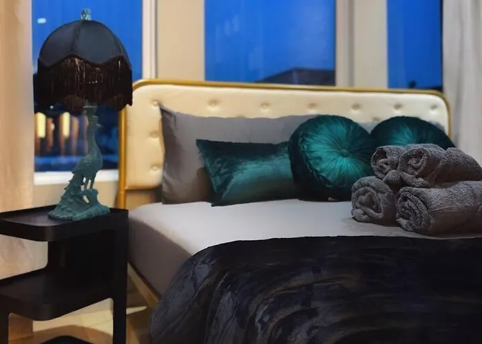Apartment King Bed • Elevated Retreat • Free Parking *