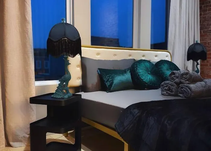 King Bed • Elevated Retreat • Free Parking Apartment *